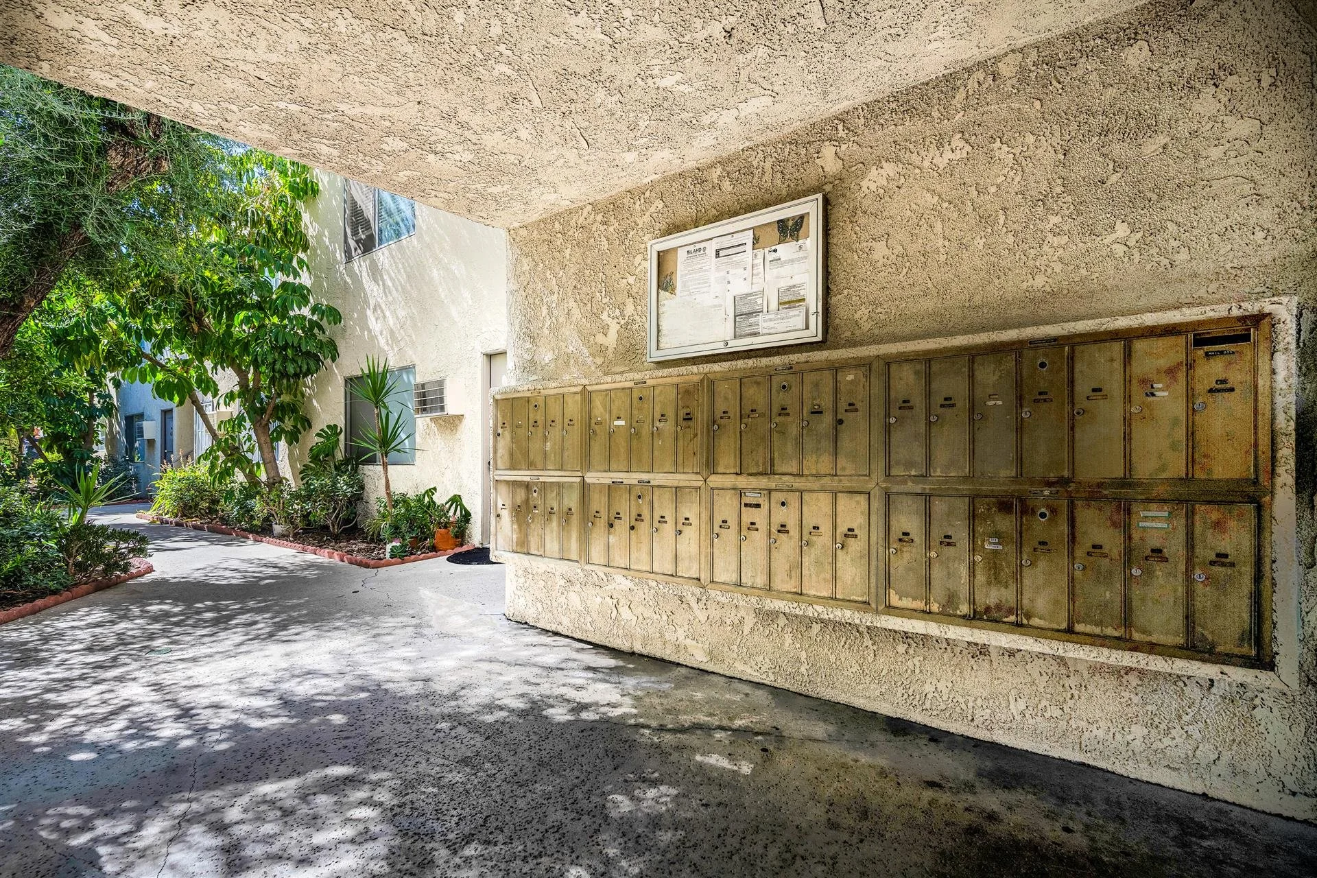 18404-collins-st-tarzana-mail.jpg