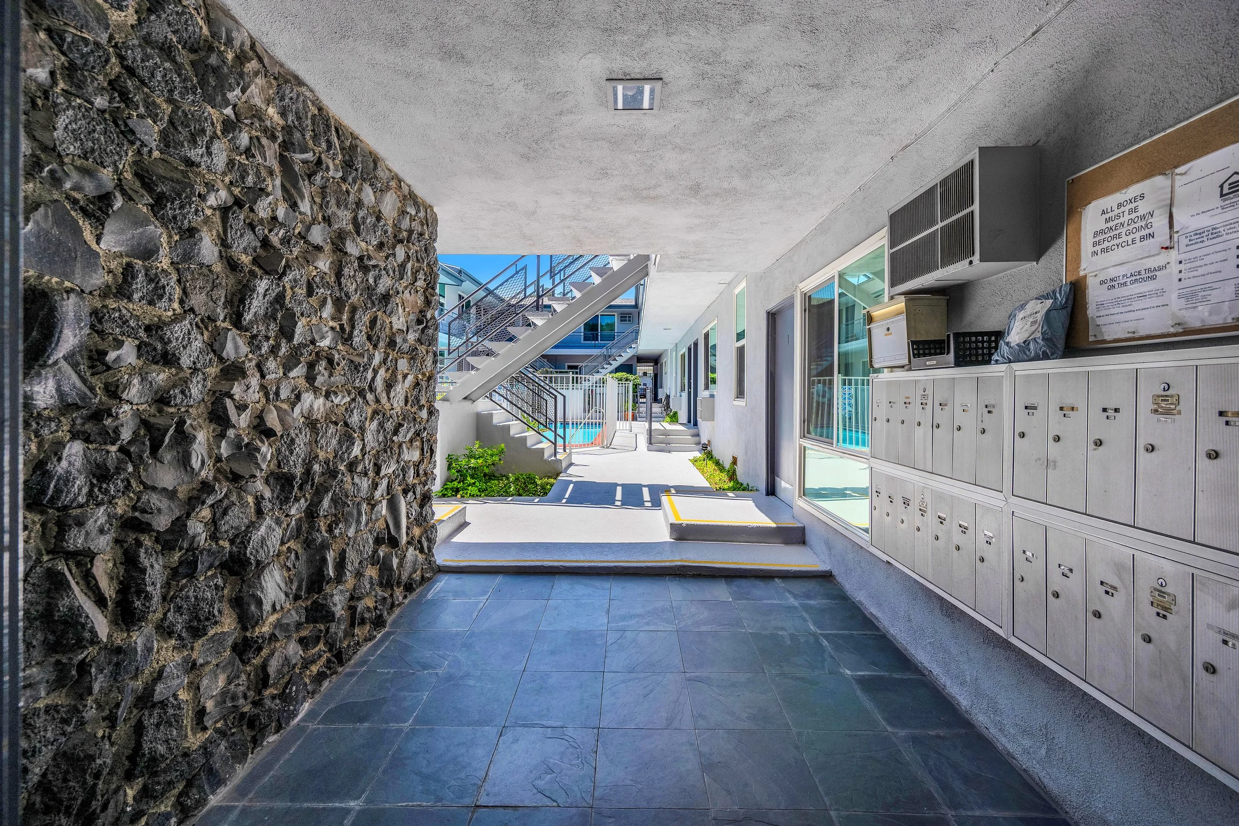 13000 Valleyheart Dr. Studio City - Entry