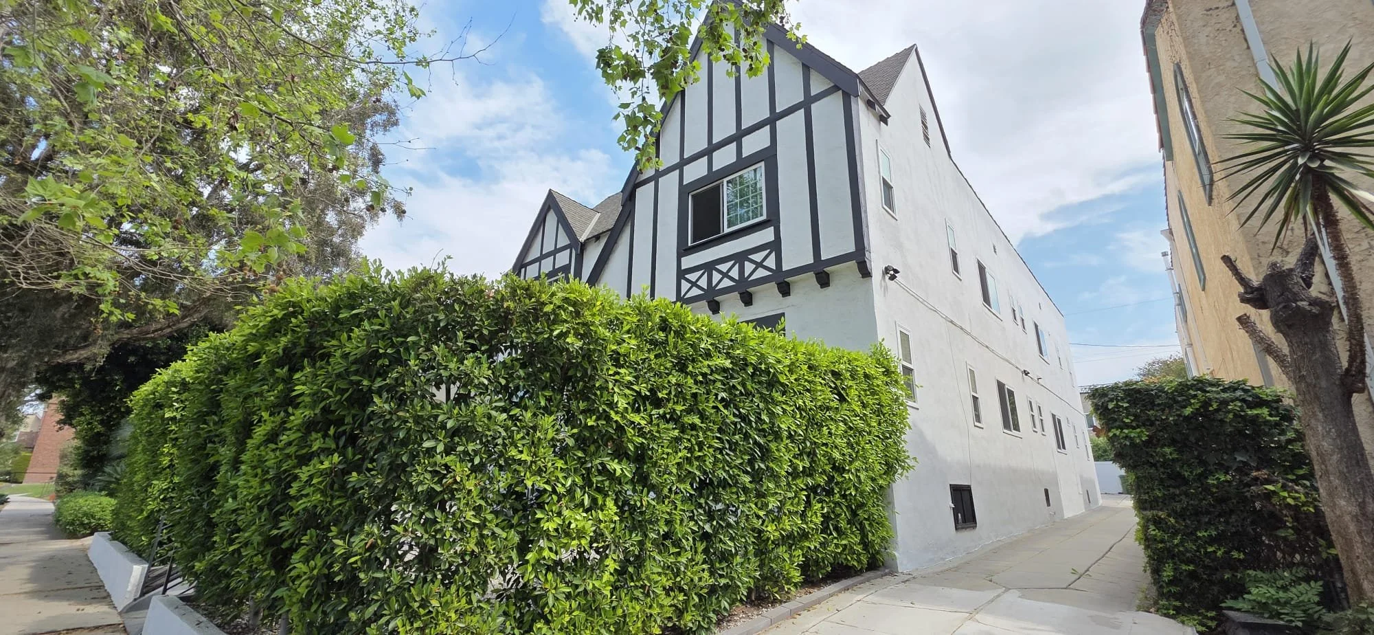 1032 S. Mansfield Ave. Los Angeles, CA 90019 Apartment for Sale