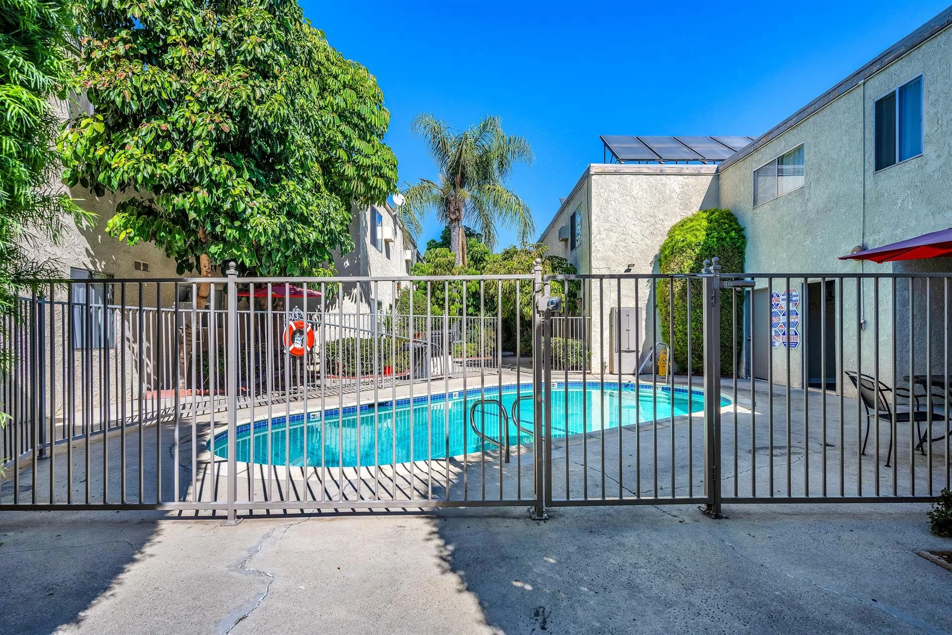 18404-collins-st-tarzana-pool-i.jpg