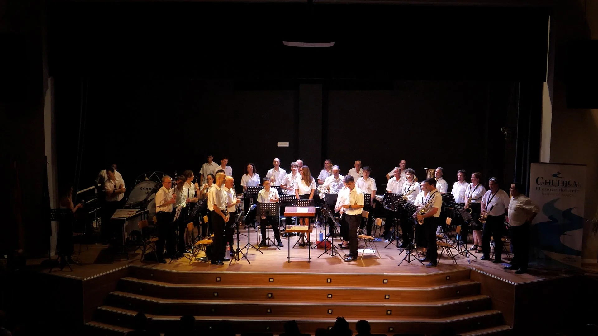 Orquesta en un escenario durante un concierto en un teatro