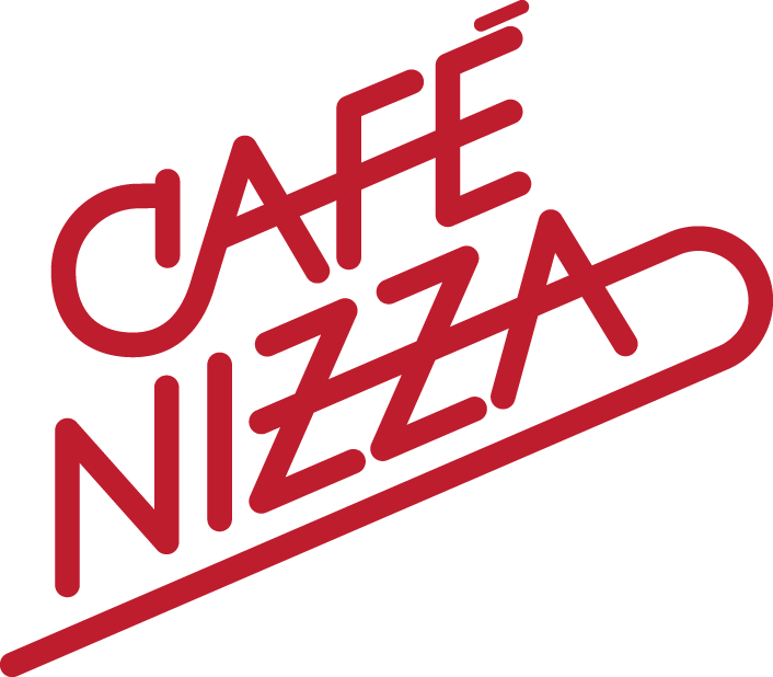 Rotes Logo mit den Worten 'Café Nizza' in diagonaler Anordnung