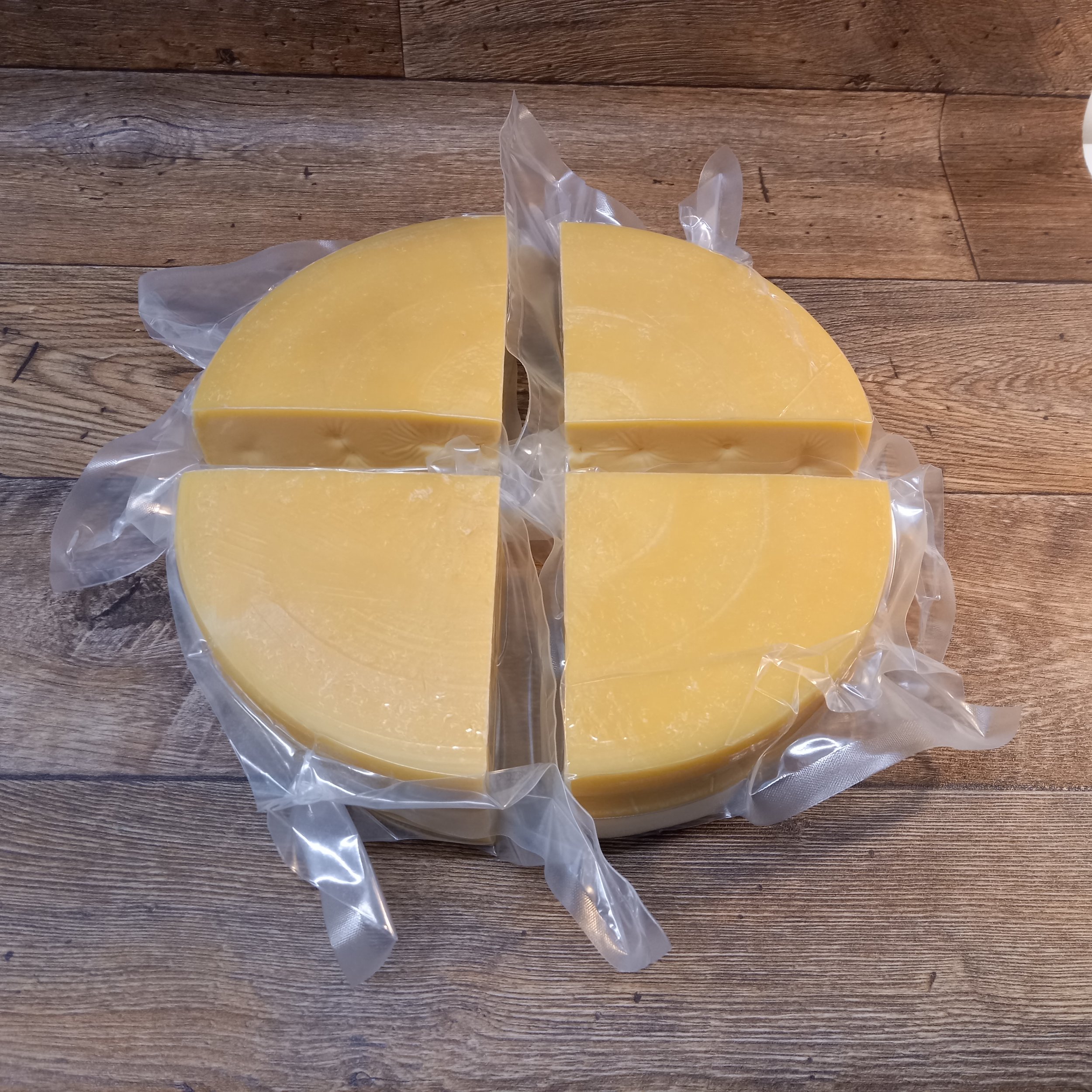 Bergkäse würzig ohne Rinde geviertelt vac. Laib a ca. 6.5 kg