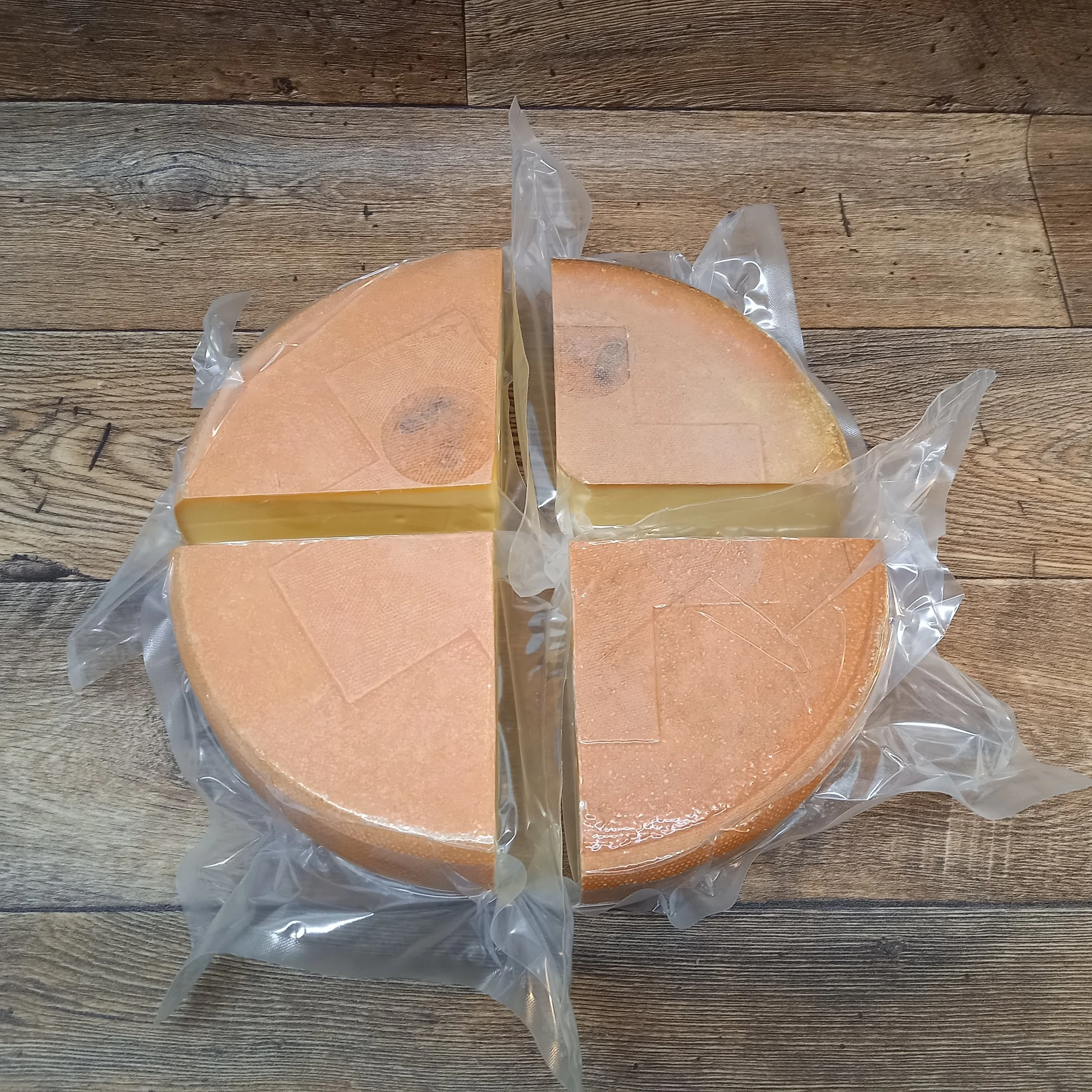 Bergkäse mild mit Rinde geviertelt vac. Laib a ca. 6.5 kg
