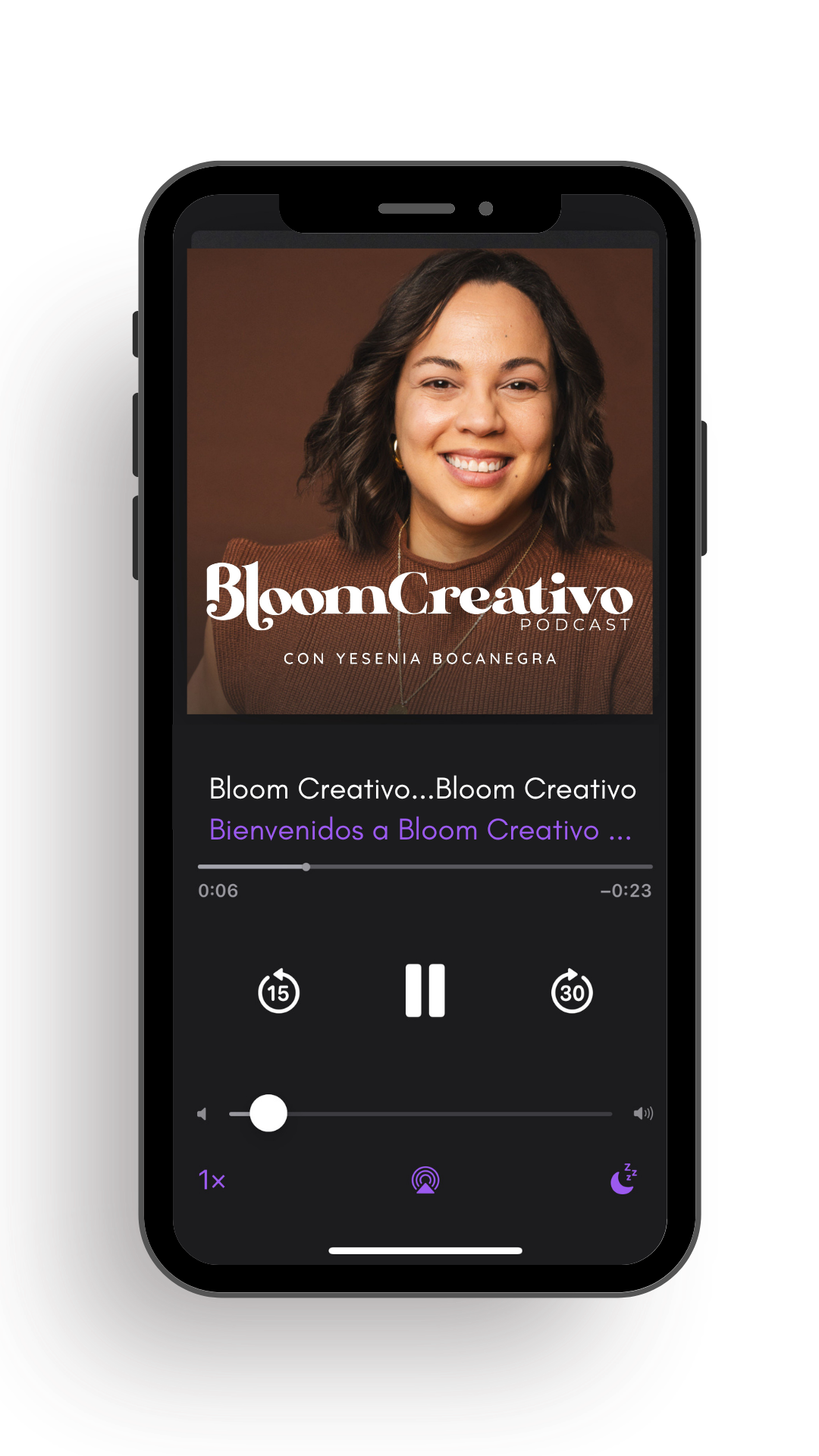 Pantalla de teléfono móvil mostrando un podcast llamado Bloom Creativo con una mujer sonriente en la portada y controles de reproducción en la pantalla.