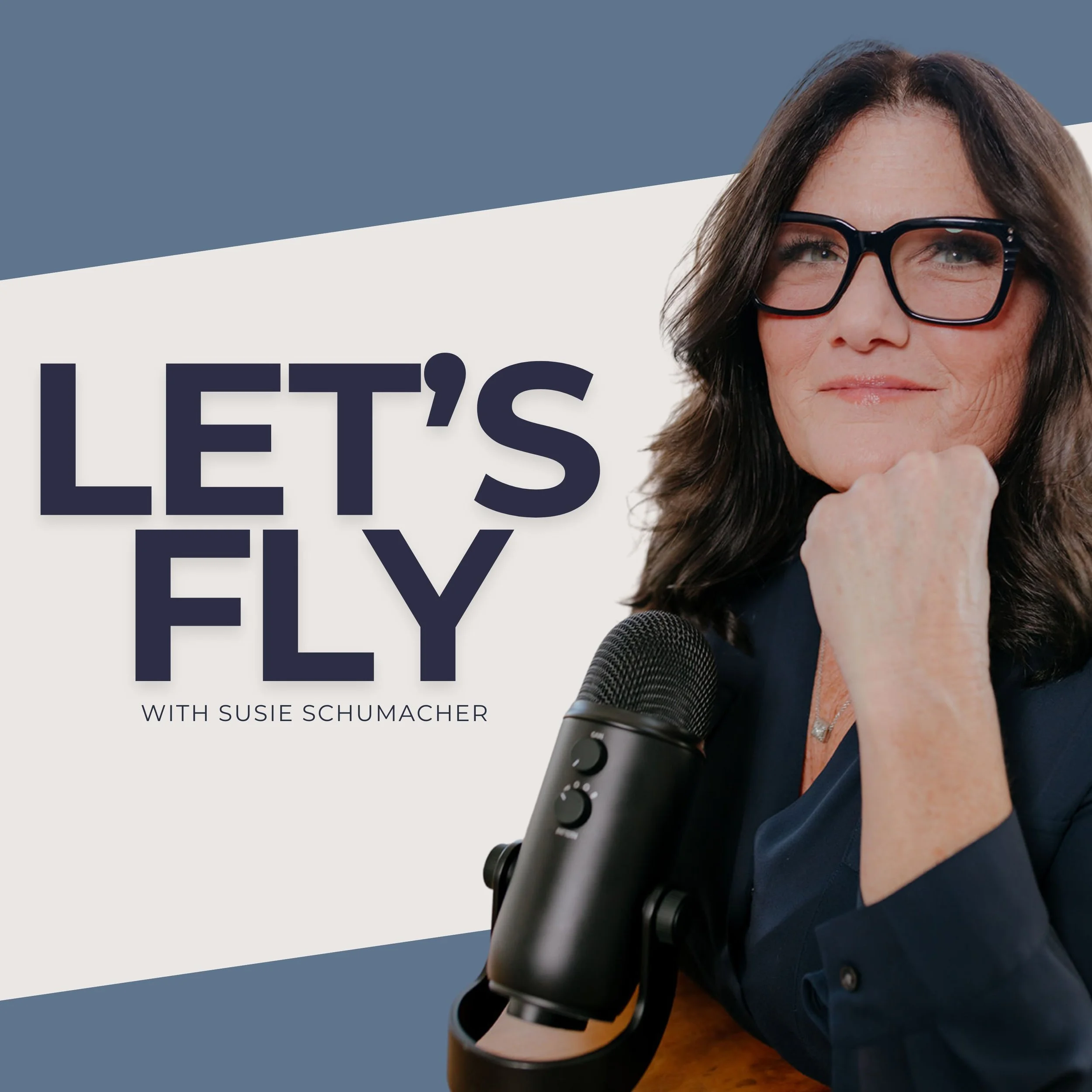 Imagen de una mujer con gafas negras y cabello castaño oscuro, sentada frente a un micrófono, con fondo en tonos de azul y blanco, promoción del podcast 'Let's Fly' con Susie Schumacher.