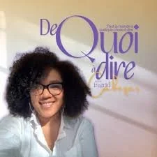 Woman with curly black hair and glasses smiling in front of a purple and white background with the words 'De Quoi à dire'.