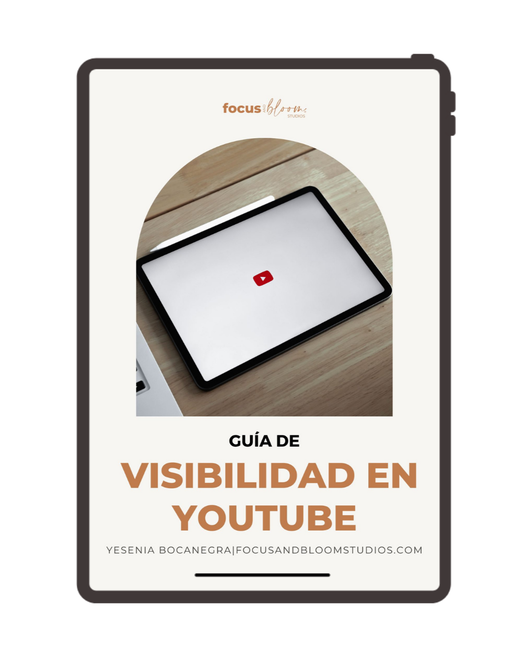Portada de una guía sobre visibilidad en YouTube, con una foto de una tableta en una mesa de madera que muestra el icono de YouTube, y texto que dice 'Guía de visibilidad en YouTube' y la URL de un sitio web.