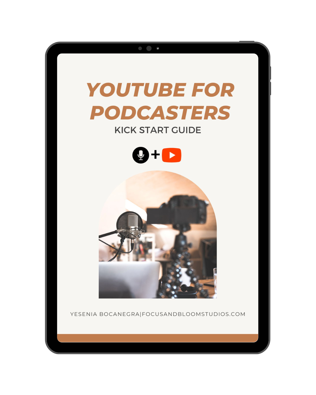 Portada de guía de inicio rápido para podcasters en YouTube, con imagen de micrófono, cámara y escritorio en un estudio, y texto en inglés.
