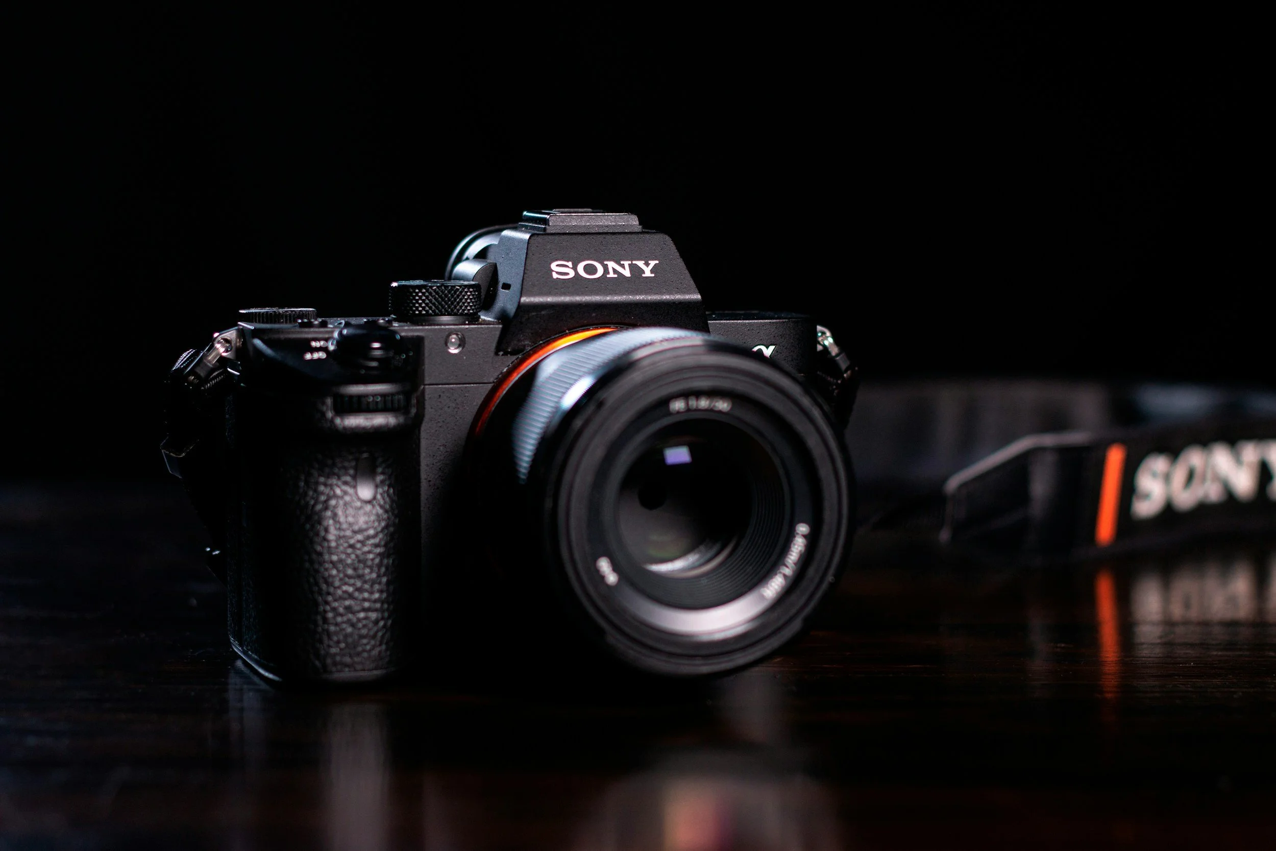 Cómo conectar una cámara mirrorless o DSLR a tu computadora para grabar videos profesionales