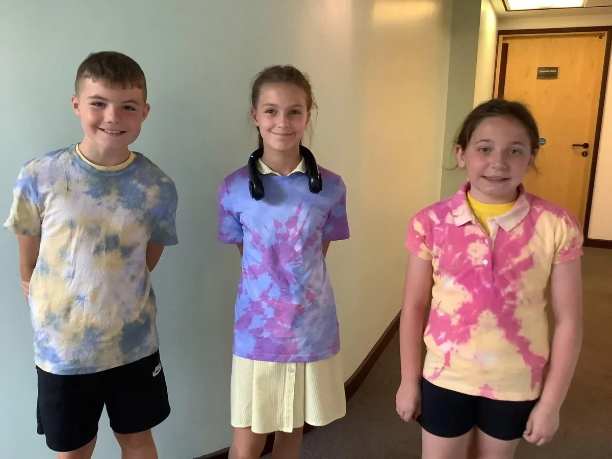 Pupils at Quarry Bank Primary School did some amazing tie dye T-shirts as part of their Gambia day 🇬🇲 🎨