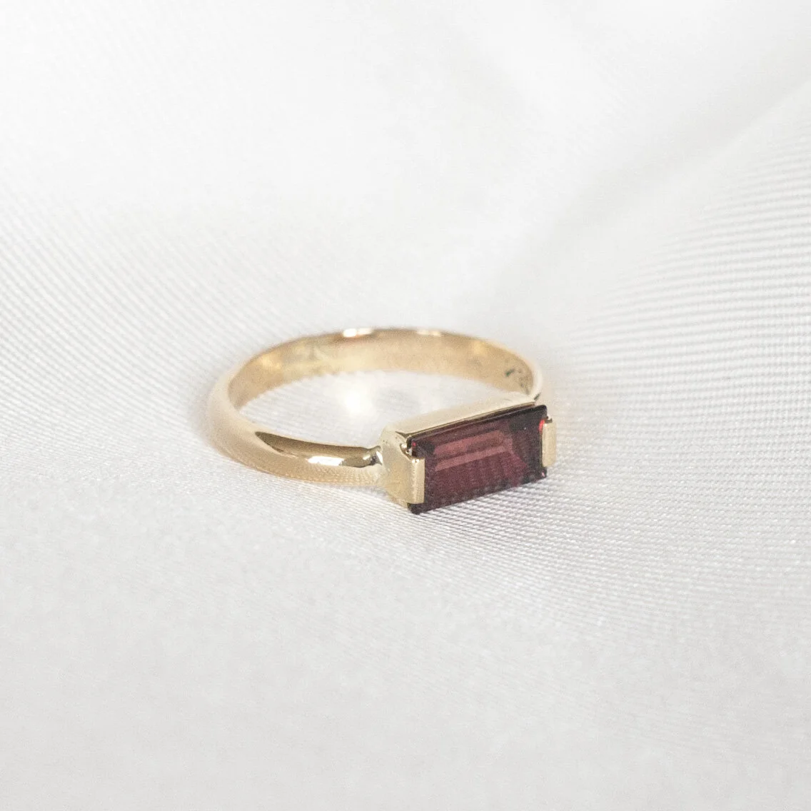 18k ew granate ring.jpg