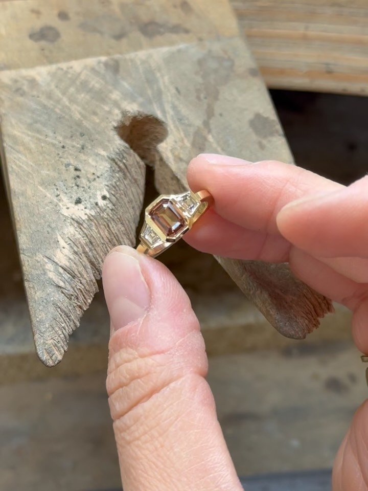 Van het idee naar het resultaat. Padparadscha saffier met natuurlijke diamant, oftewel de cr&egrave;me de la cr&egrave;me 🙏🏼