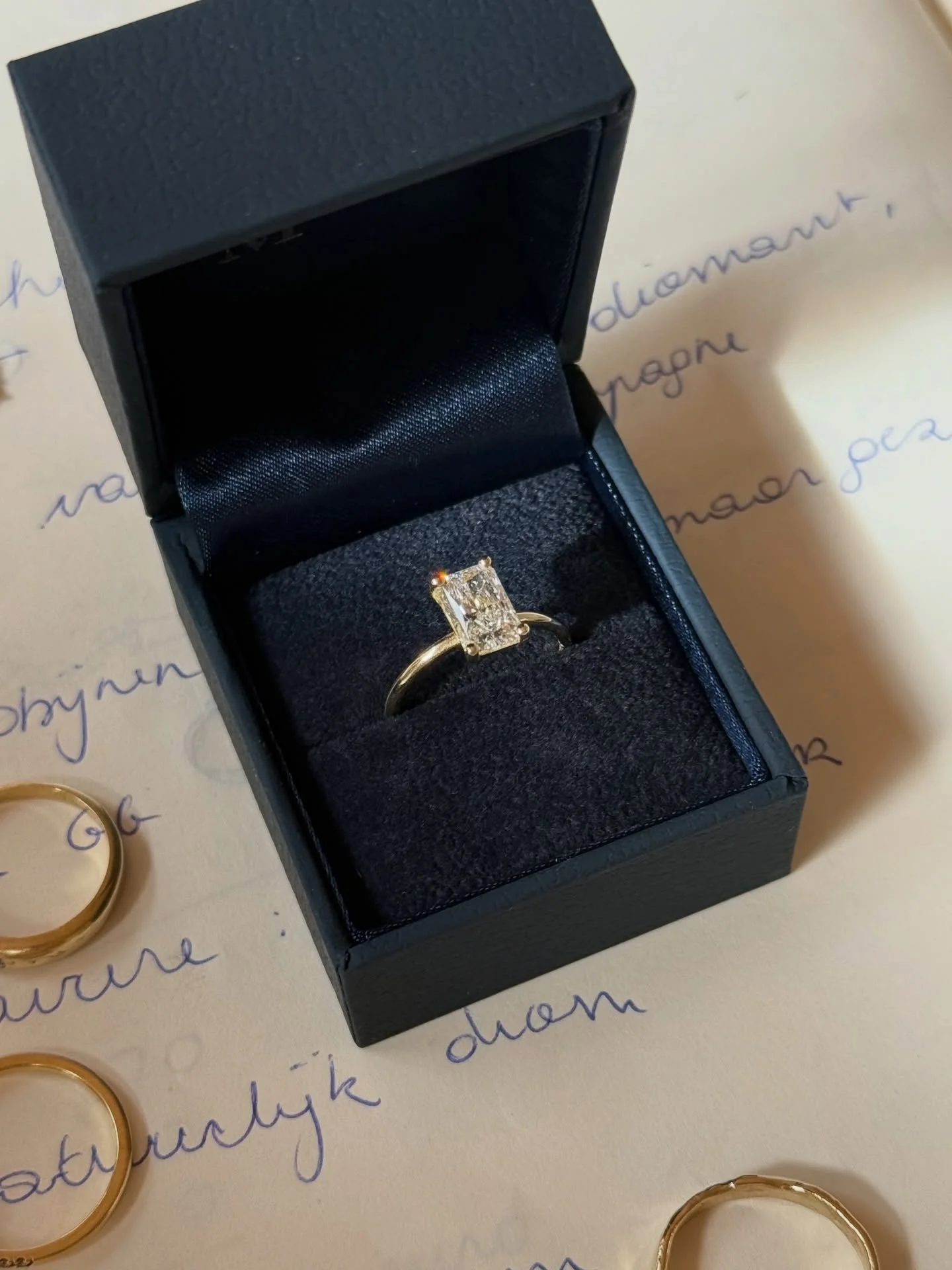 Wie zou hier nu geen &lsquo;ja&rsquo; op zeggen!? 😍 verlovingsring gemaakt in 18 karaat geel goud met een lab radiant cut diamant 🫶🏼