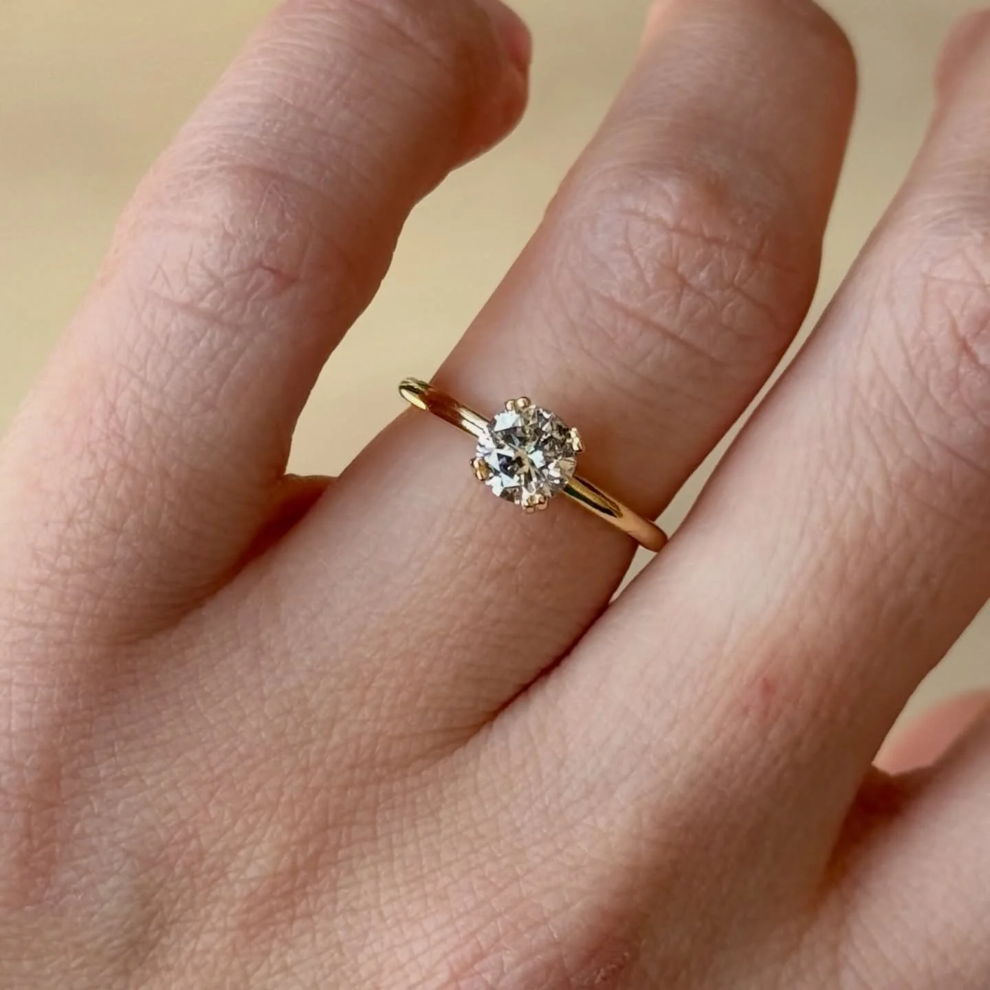 Natuurlijke peper en zout briljant in een elegante dubbele grifzetting 🫶🏼