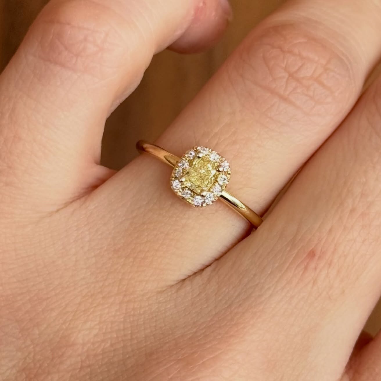 Hallo&rsquo;kes! 18 karaat geel goud met natuurlijke diamant 😻