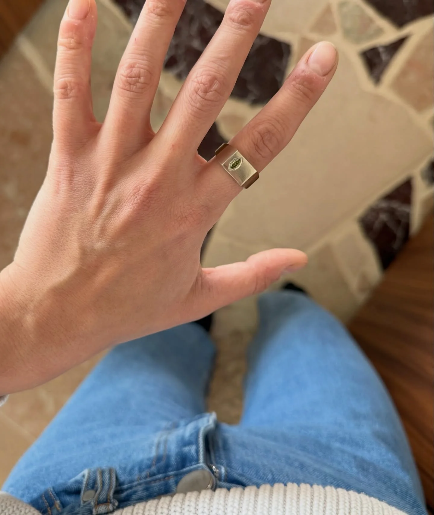 Een niet zo alledaagse maar toch tijdloze trouwring 🙌🏻 14 karaat wit goud met een groene marquise diamant. Love it.