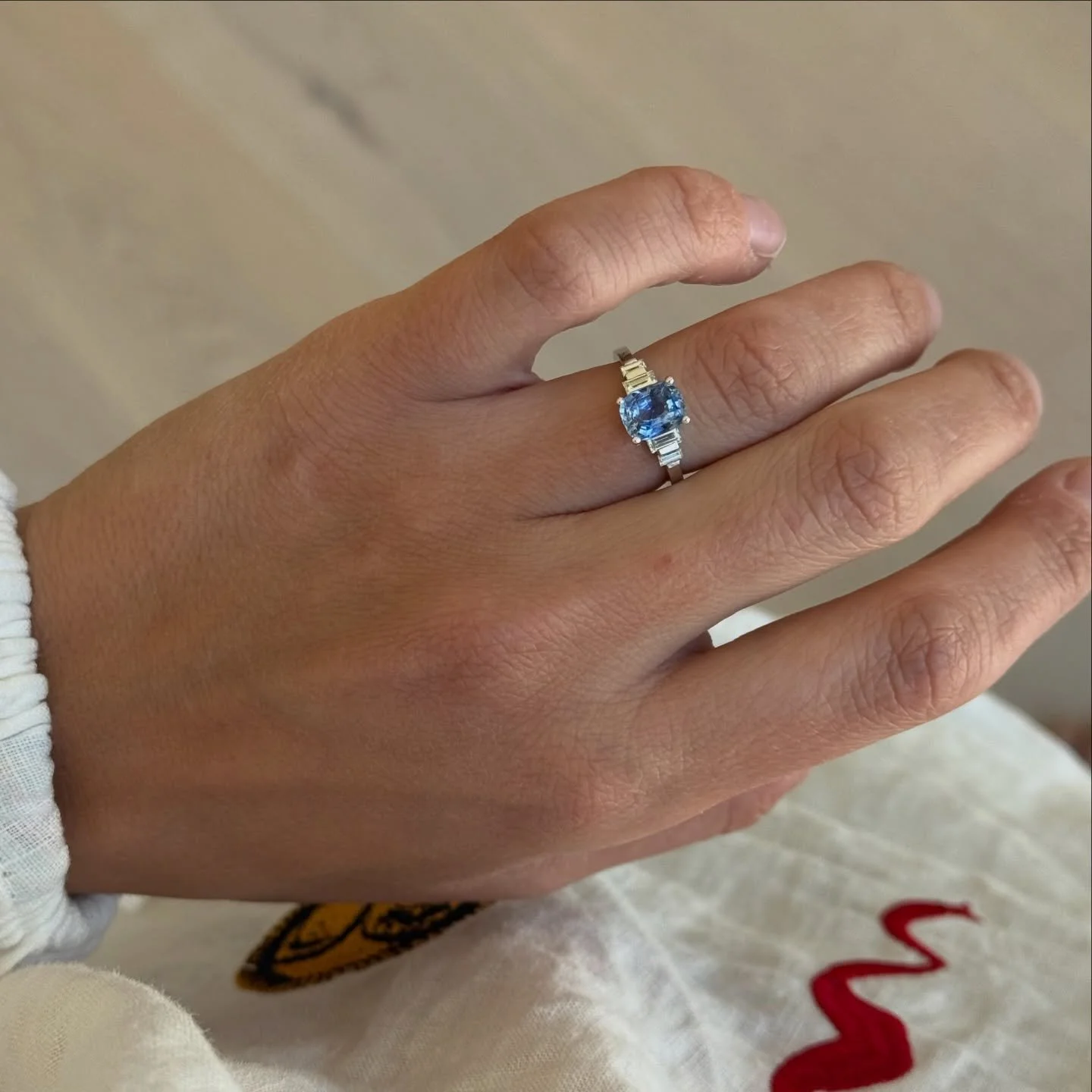 Hoe mooi is deze cushion cut saffier in combinatie met baguette diamant&hellip; 😍🙏🏼