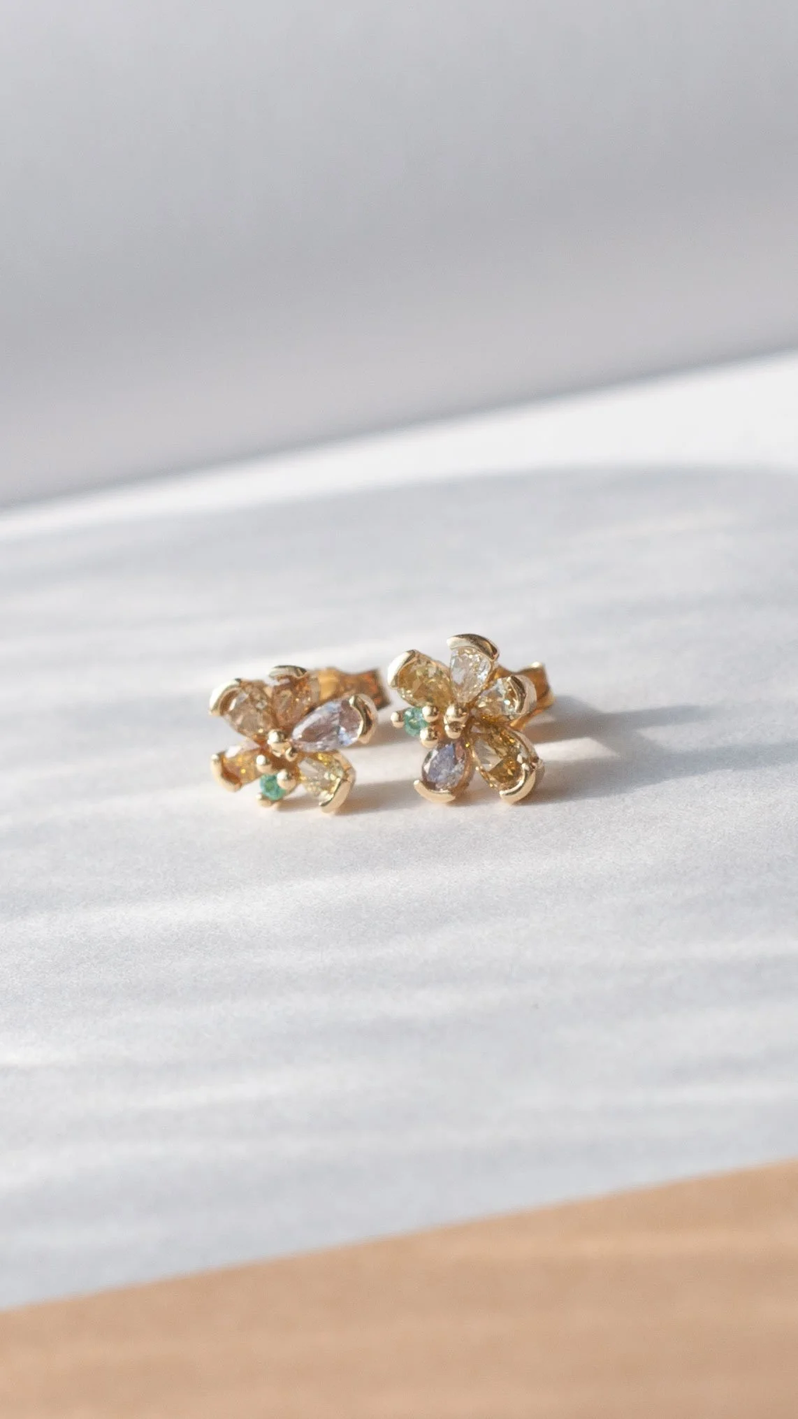 OORBELLEN_18K_GG_NATUURLIJKE DIAMANT PARAIBA TOURMALIJN BLOEM 3.jpg