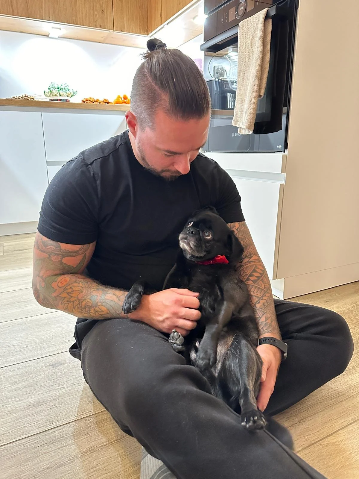 Etienne Limberg | Ihr Hundeernährungsberater aus Mainz im persönlichen Kontakt mit einem Hund