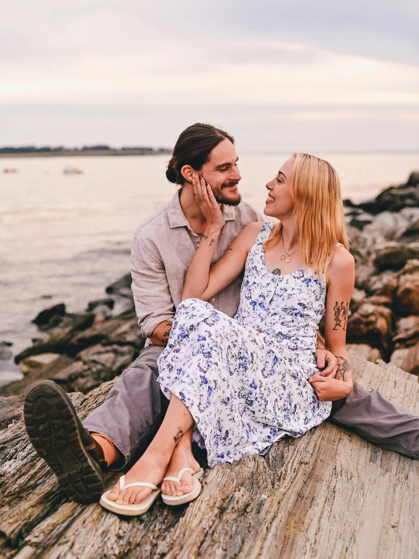 I absolutely loved this cute little couple session with Rhiannon and Joseph at one of my favorite beaches in the whole area 🤩
.
.
.
.
#couplephotographer #couplephotos #mainephotographer #mainecouplesphotographer #maineengagementphotographer #kettle
