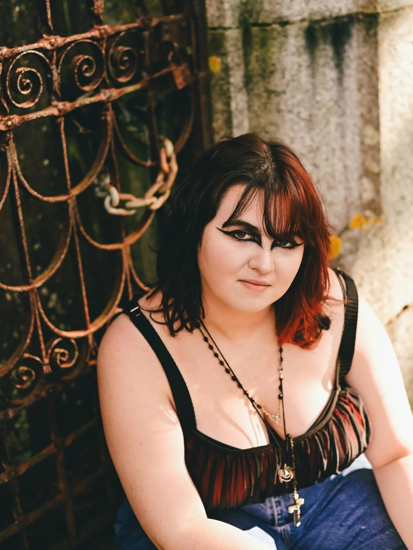 I genuinely wish I had even a fraction of the style that Emma has now when I was a teenager. When her mom got in touch and said she wanted to do her senior photos in a cemetery I knew we were going to be a perfect match. 🖤🙏🏻😍