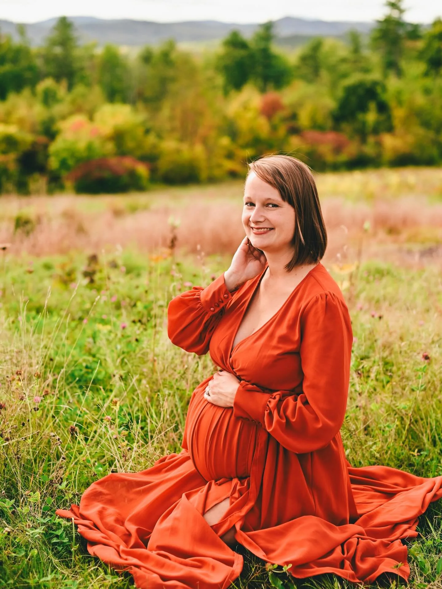 How absolutely adorable were Danielle and Billy at their maternity session? They did their photos in late September so they wanted an apple orchard vibe and @brackettsorchards in Limington was PERFECT. The views, the full trees, it was all amazing. T