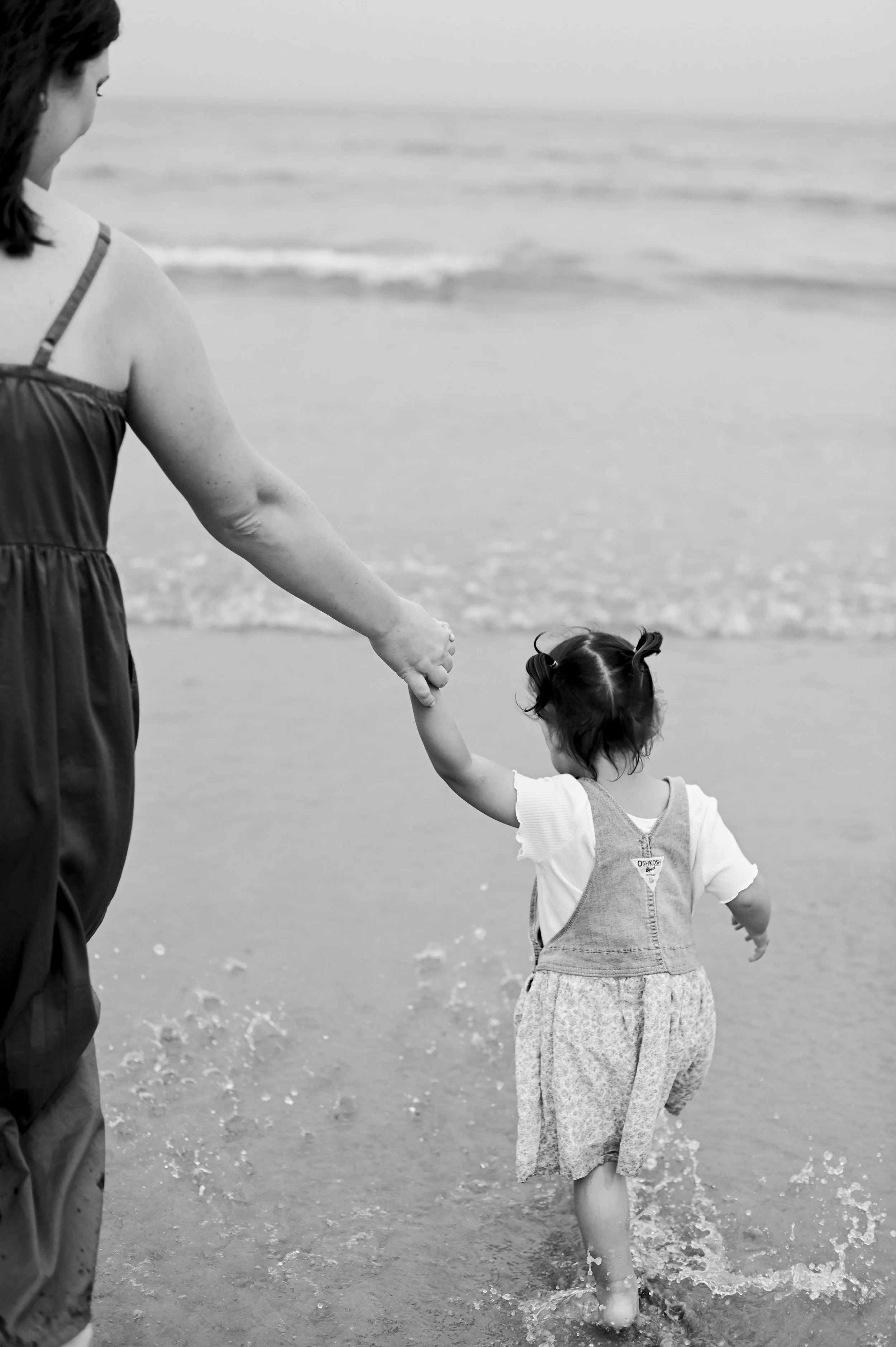 child-beach-candid-family-photography.jpg