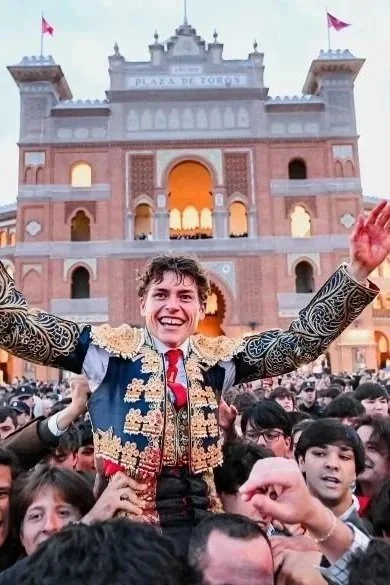 Puerta Grande para un soberbio Álvaro Serrano