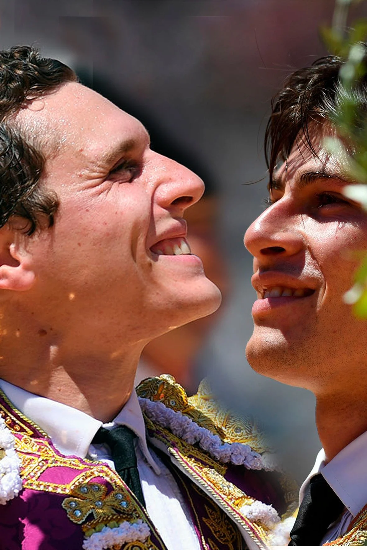 Galería de la 3º de la Feria de Nimes. Adriano y Rafi por la Puerta de los Cónsules con toros de Margé