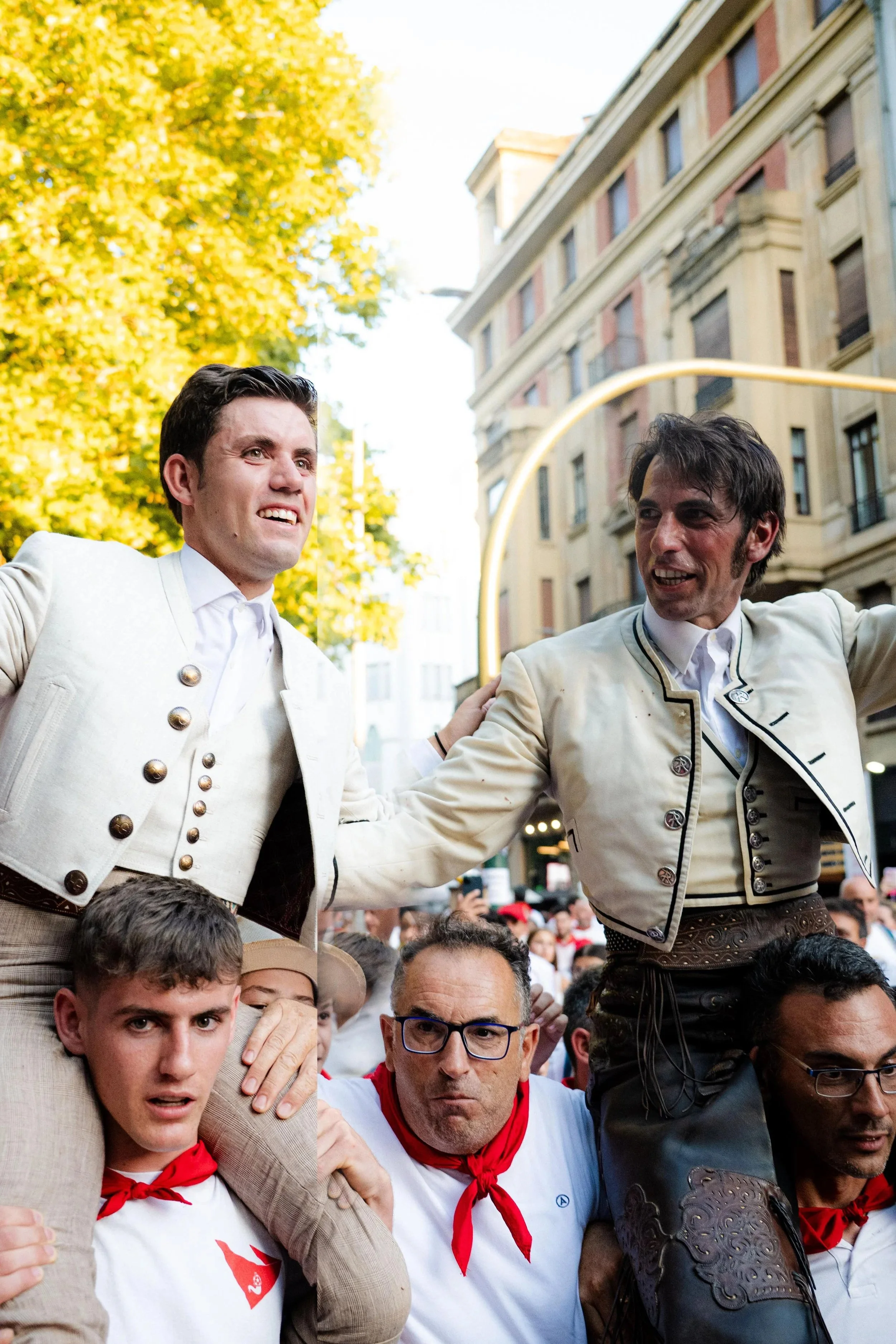 Galería de la 2º de Pamplona. Roberto Armendáriz y Guillermo Hermoso de Mendoza a hombros  