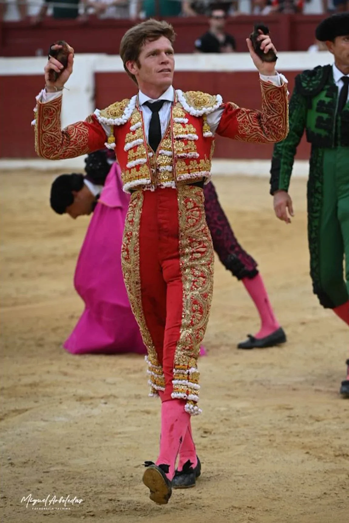 Tarde de buen toreo en Ondara. Castella, Manzanares y Borja Jiménez salen a hombros.
