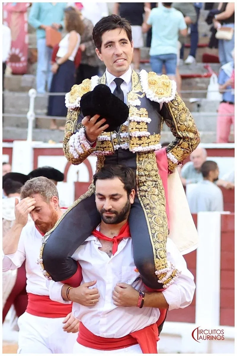 La clase y el temple de Álvaro Lorenzo, a hombros en Gijón