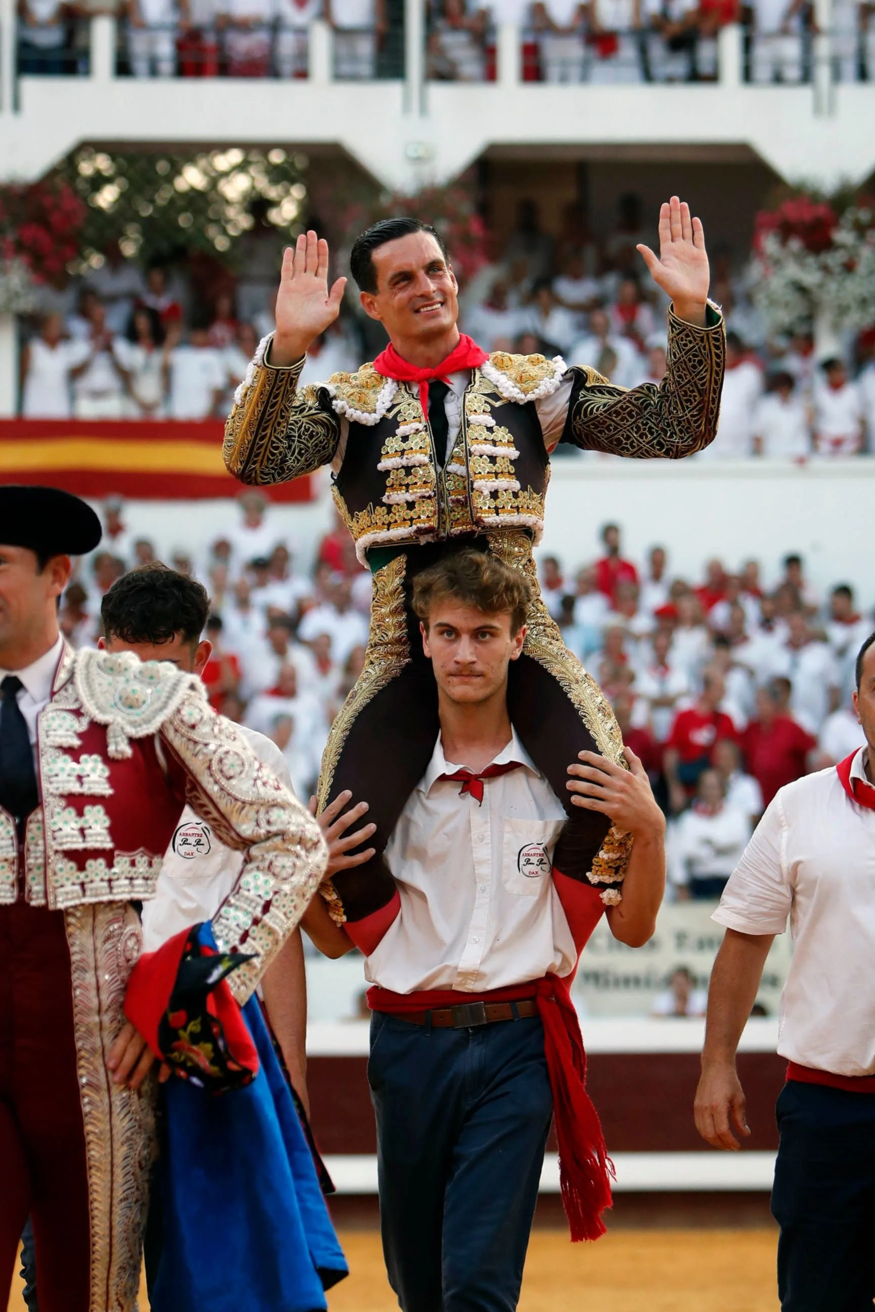 Dax: David Galván a hombros