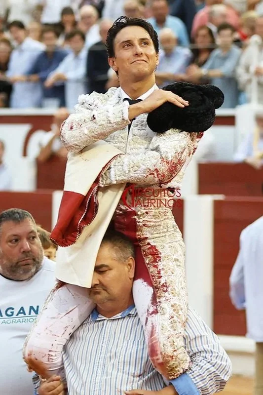 Roca Rey a hombros en la última de Gijón.