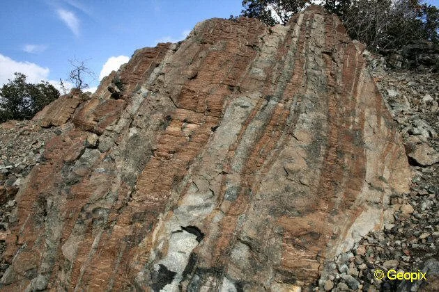 banded-ultramafic-rocks-closeup.jpg