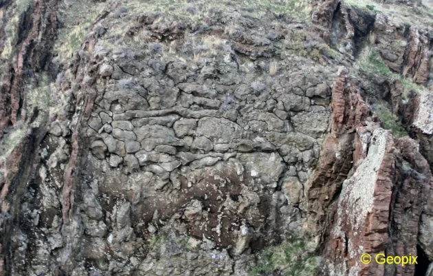 pillow-lavas-hyaloclastite-closeup.jpg