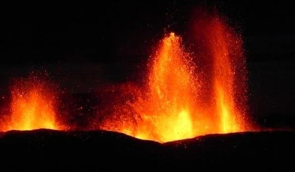 lava-fountains-eyjafjallajokull-2010.jpg
