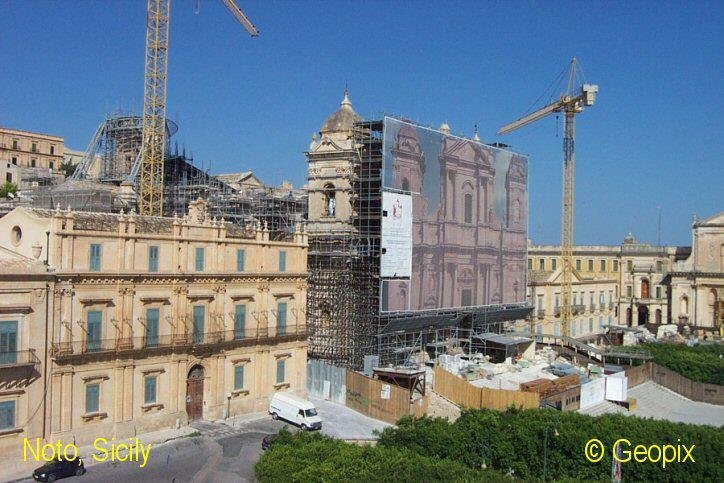 noto-sicily-tufa-building.jpg