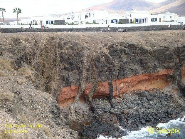 dykes-cutting-lavas-lanzarote.jpg