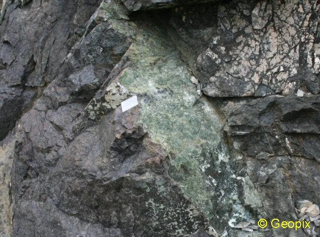 chrysotile-vein-in-serpentinised-peridotite.jpg