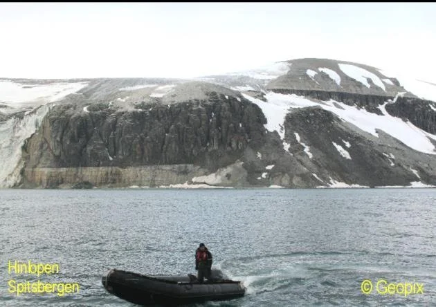 sill-in-cliff-spitsbergen.jpg