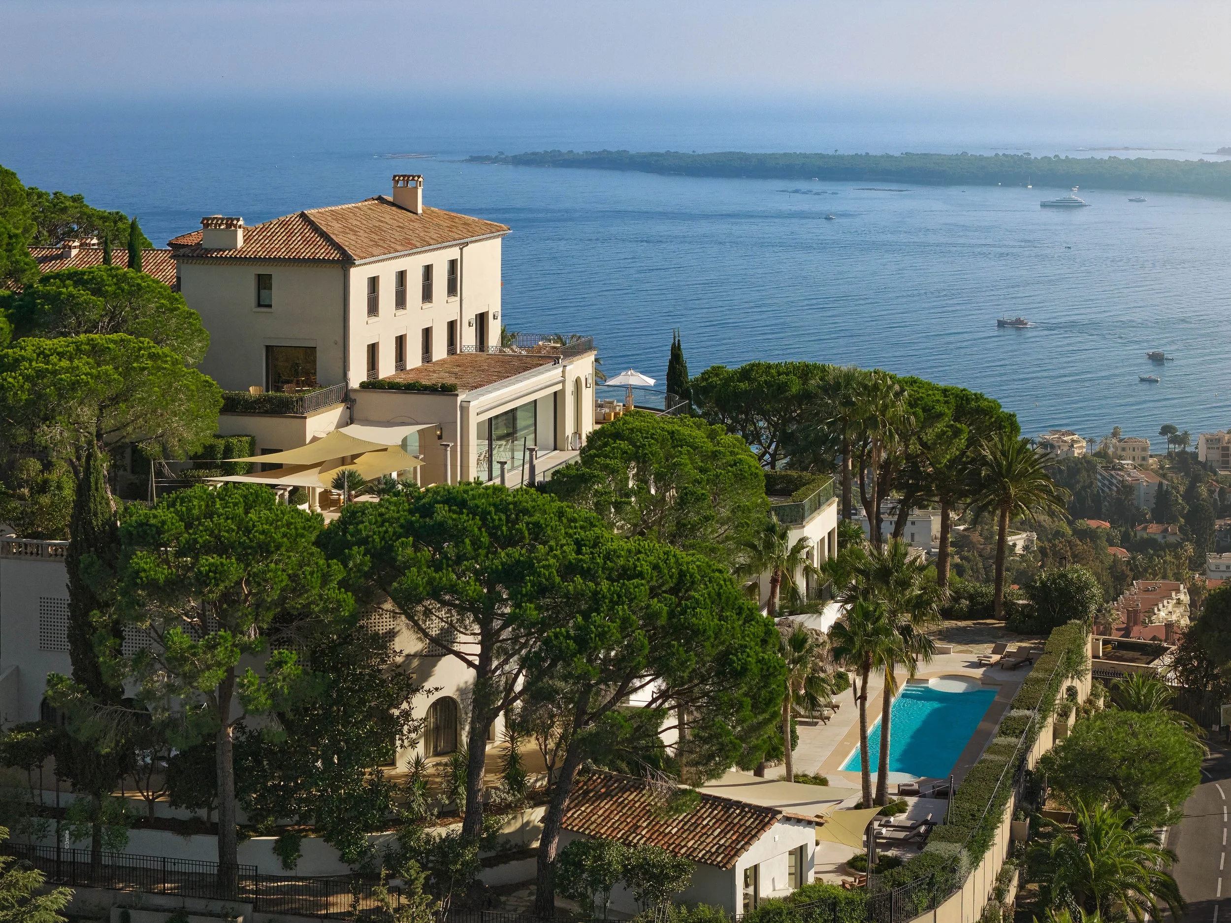 Villa de luxe avec piscine et vue sur la mer et les îles de Lérins à Cannes.