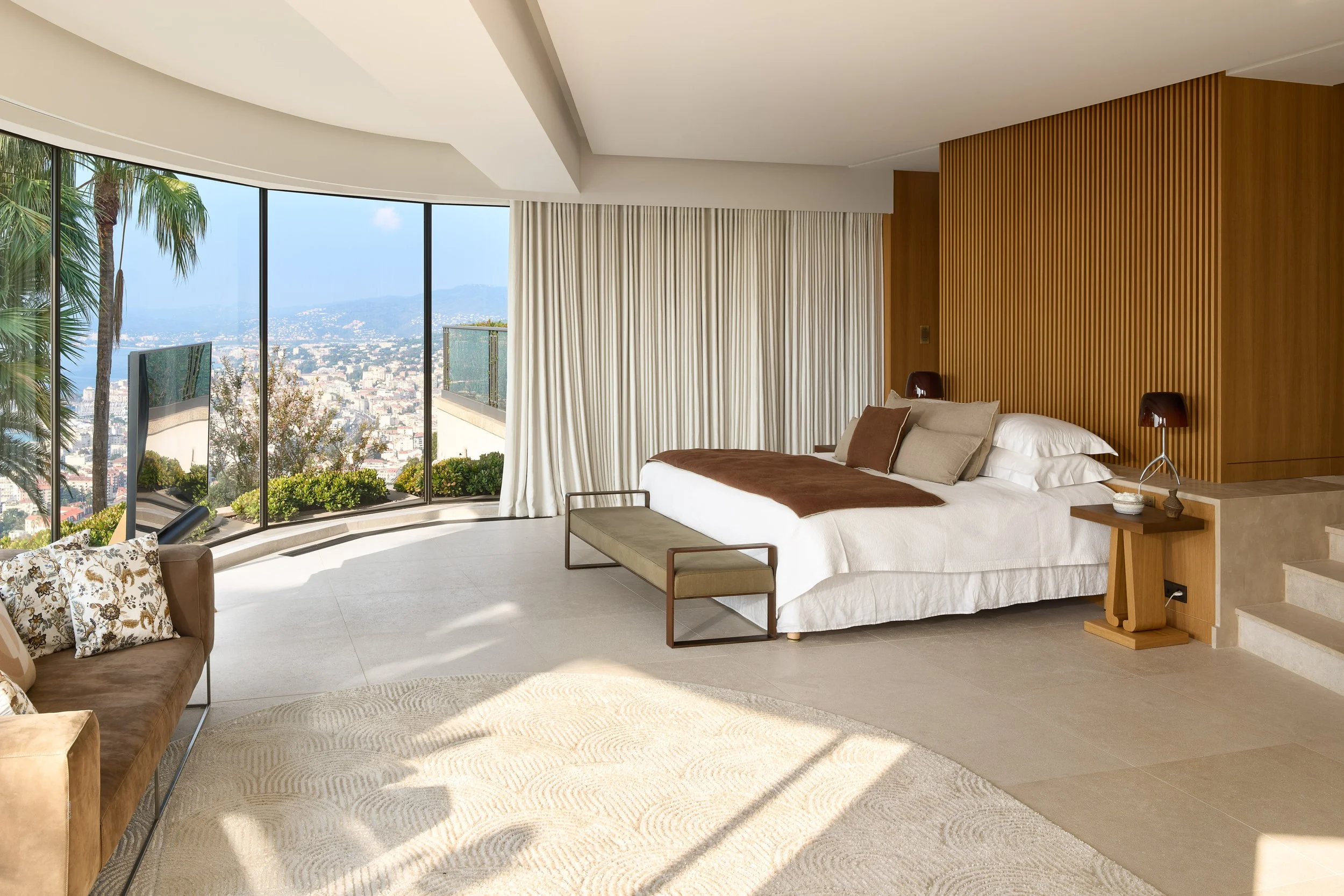 Chambre moderne avec vue panoramique.