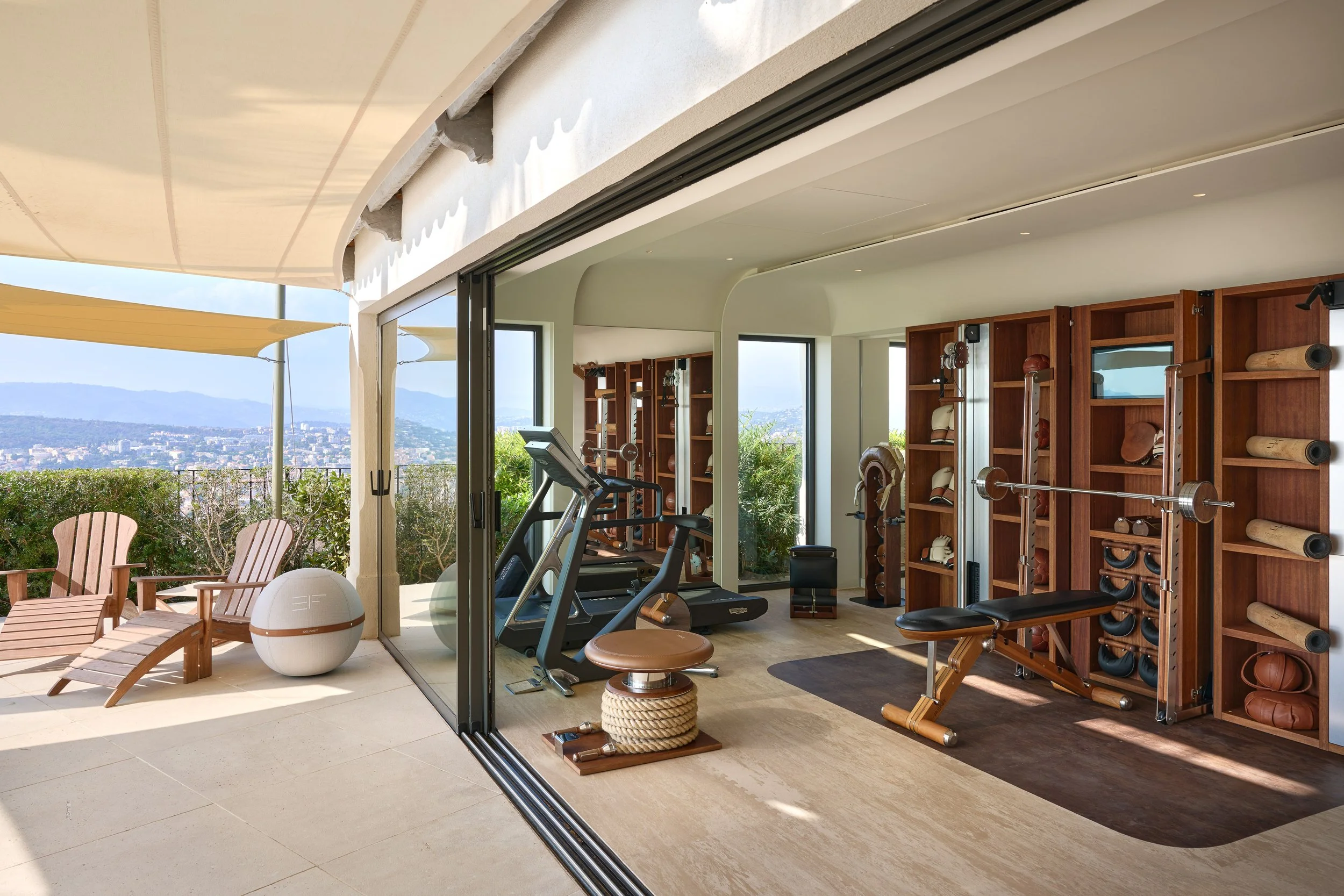 Salle de sport avec des équipements de fitness.