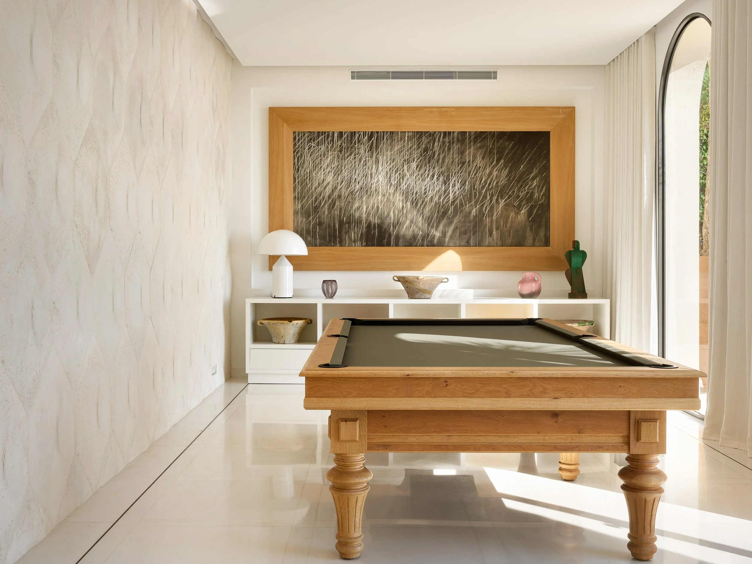 Salle de jeu avec une table de billard en bois,.