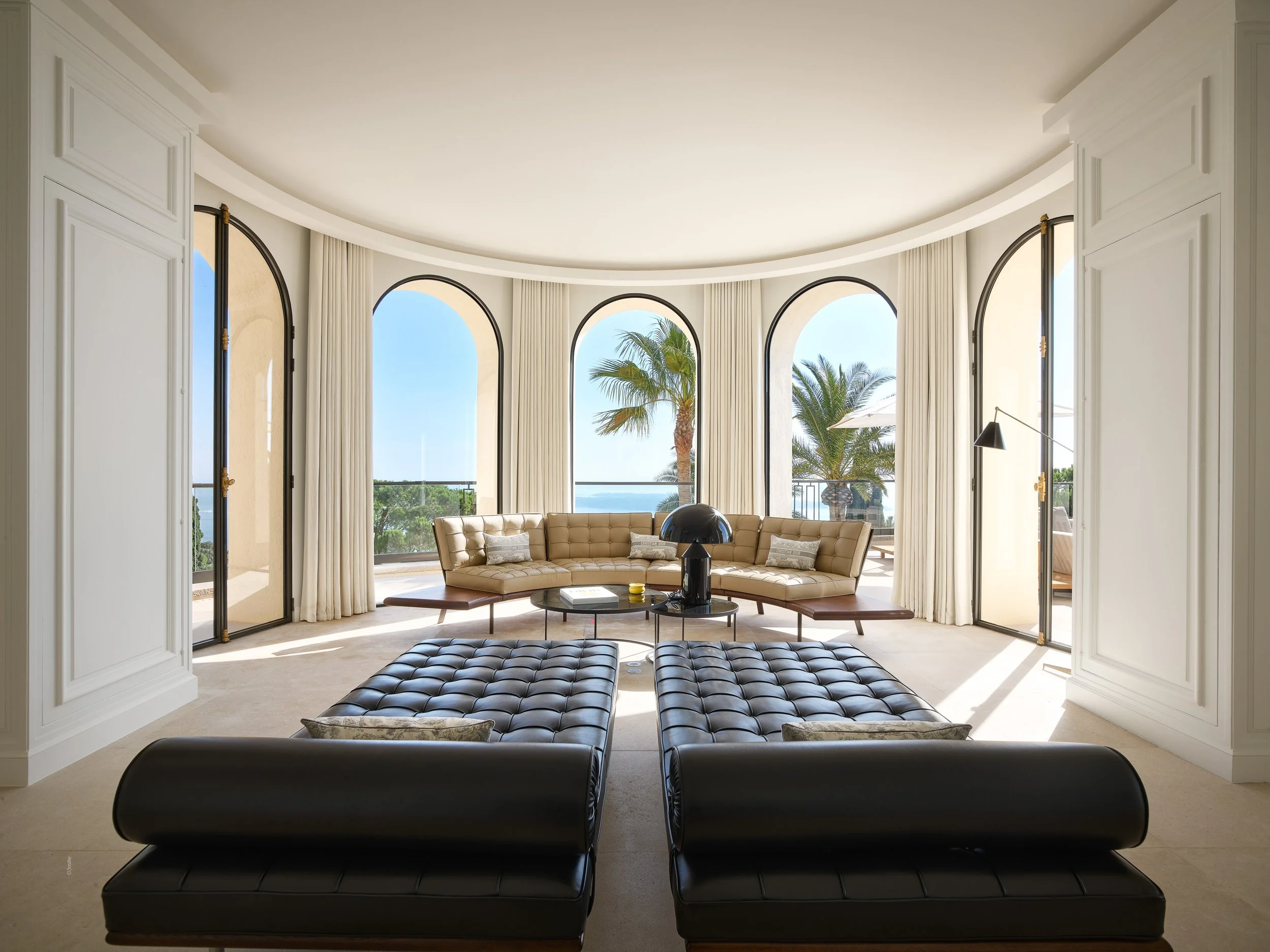 Salon de la villa Bagatelle, avec grandes fenêtres en forme d'arc.