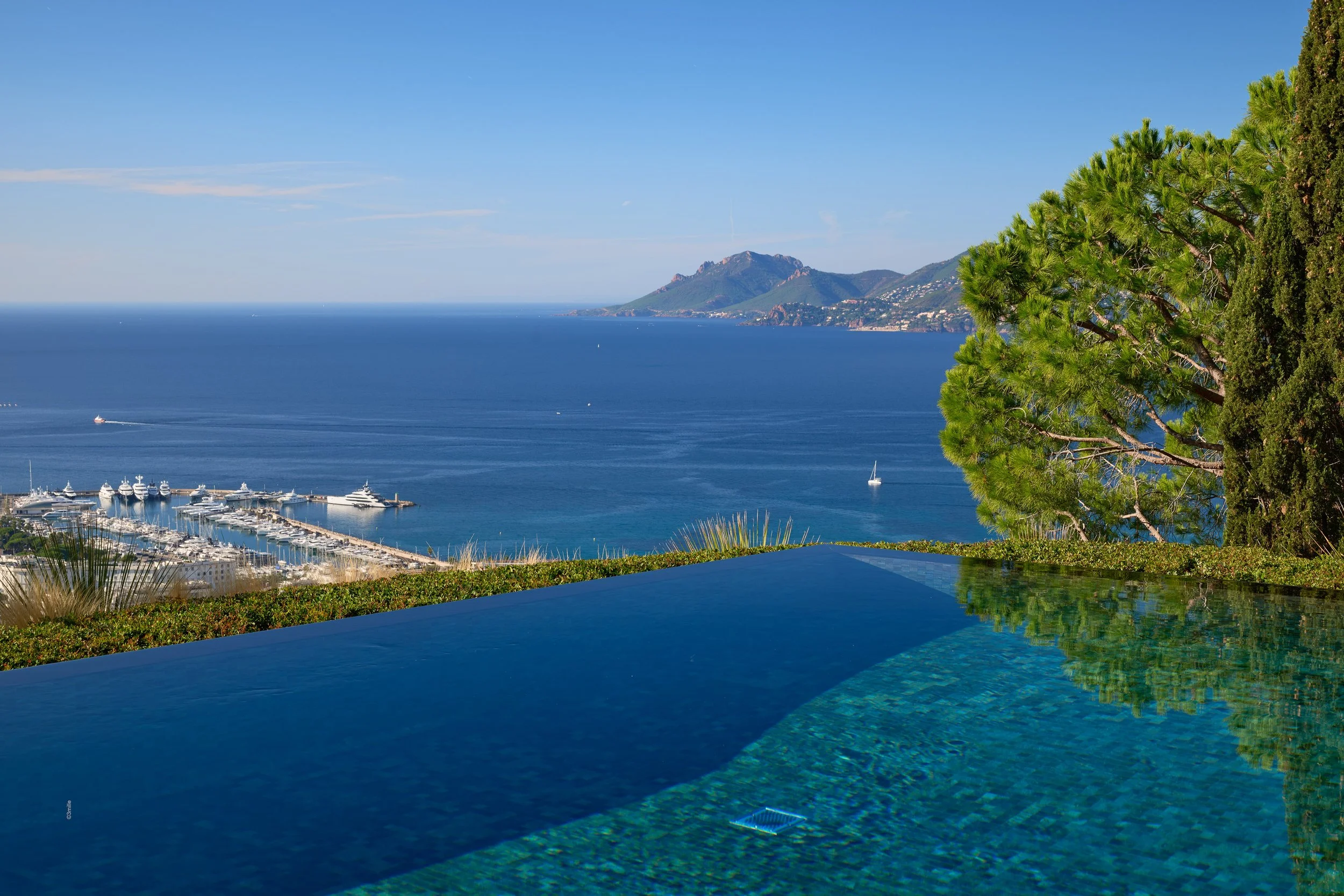 Vue d'une piscine à débordement de la villa Bagatelle