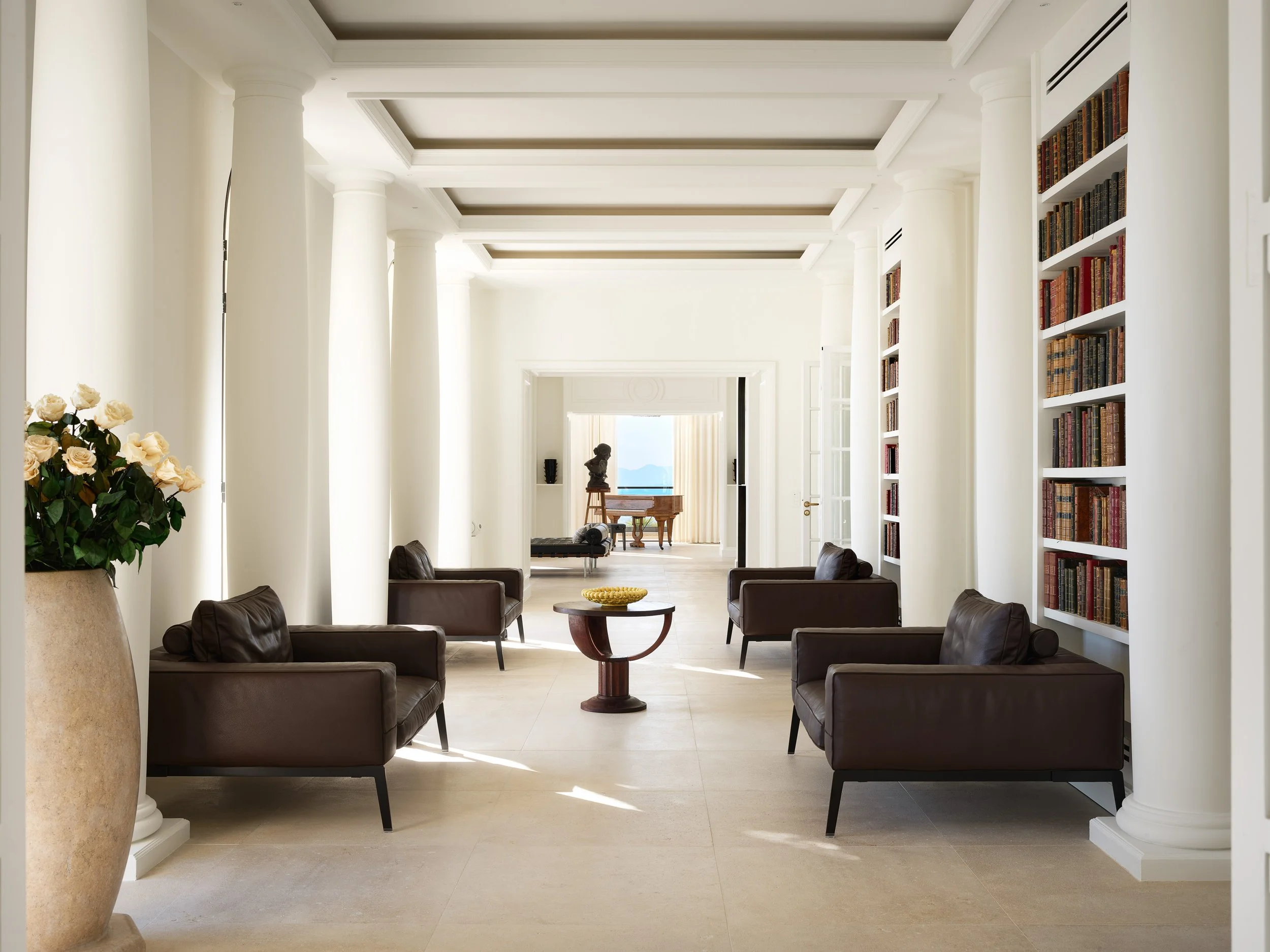 Salon lumineux avec fauteuils en cuir de la villa Bagatelle