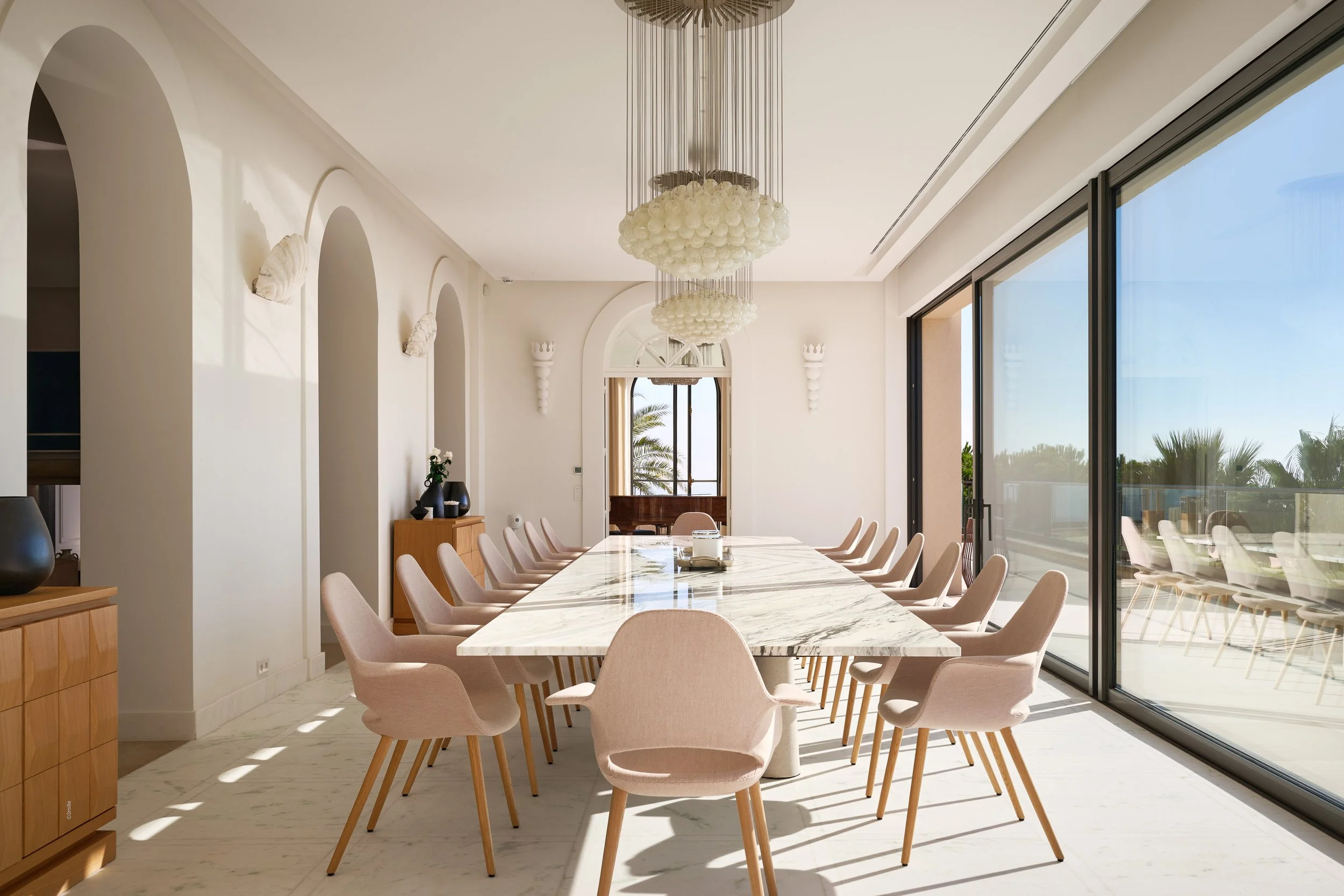 Salle à manger lumineuse de la villa Bagatelle